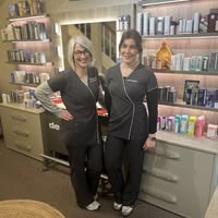 Features Skincare logo